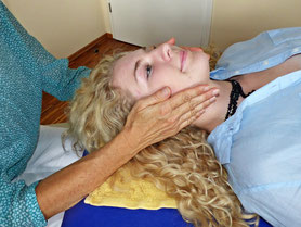 Frau bei Kiefermassage